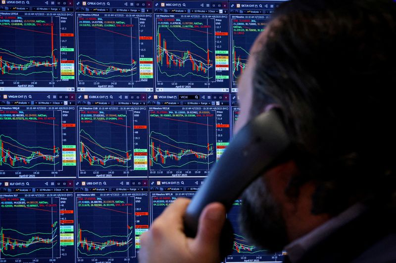 Stock Futures Rise as Trump Plans to Replace Powell