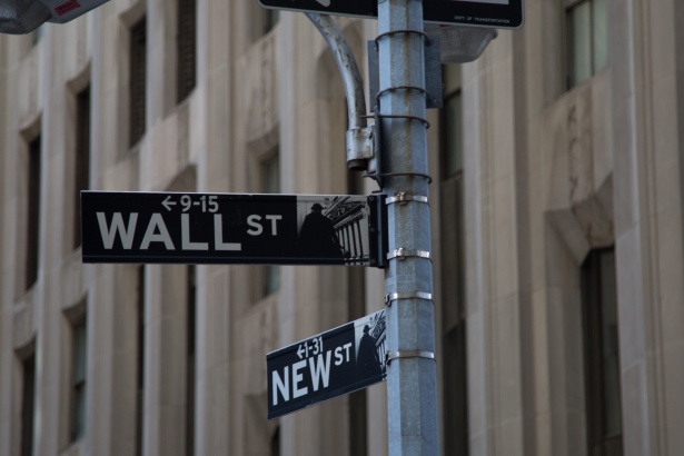 Investors Shift Emerging Markets Amid Global Tariff Risks